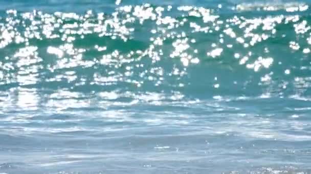 Olas azules ondean la orilla de la playa de Nai Harn — Vídeo de stock