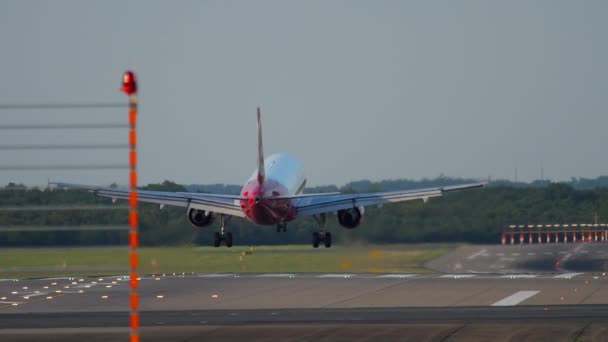 Samolot lądujący w Dusseldorfie — Wideo stockowe