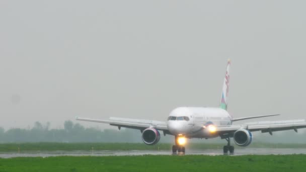 Vliegtuig remmen na de landing bij regenachtig weer — Stockvideo