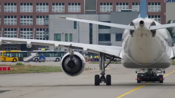 Reboque de avião de serviço. — Vídeo de Stock