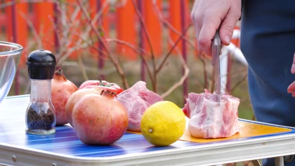 Mannen snijden vlees voor BBQ — Stockvideo