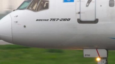 Yağmurlu havalarda indikten sonra uçak inişi