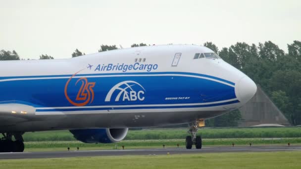 Авиакомпания AirBridgeCargo Boeing 747 перед взлетом — стоковое видео