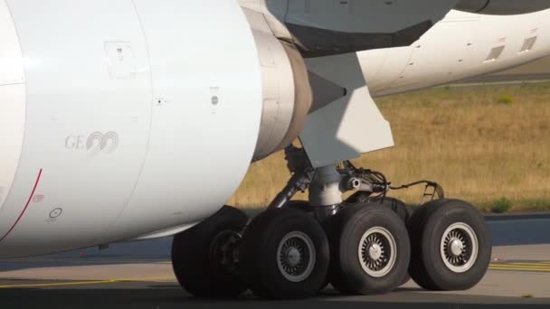 Motor e engrenagem do avião de perto — Vídeo de Stock