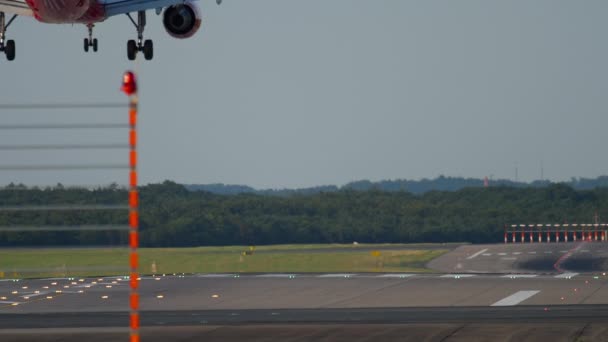 デュッセルドルフに飛行機の着陸 — ストック動画