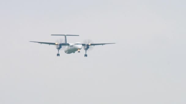 Turboprop airplane approaching — Stock Video