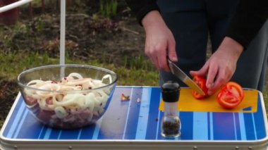 Erkekler Barbekü için tomaytoes dilimleme