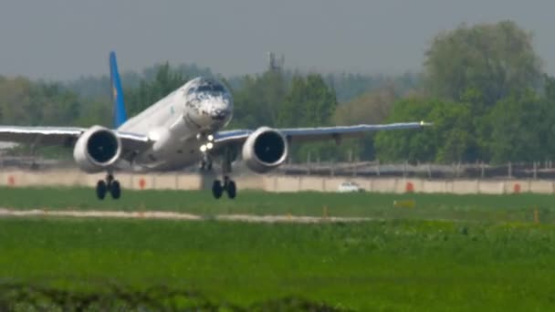 Légi Astana Embraer leszállás — Stock videók