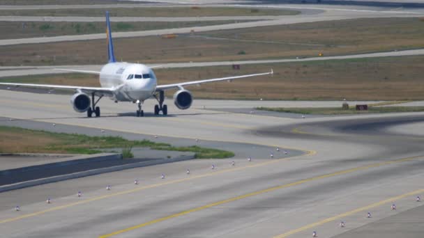 Lufthansa Airbus 320 taxiën — Stockvideo