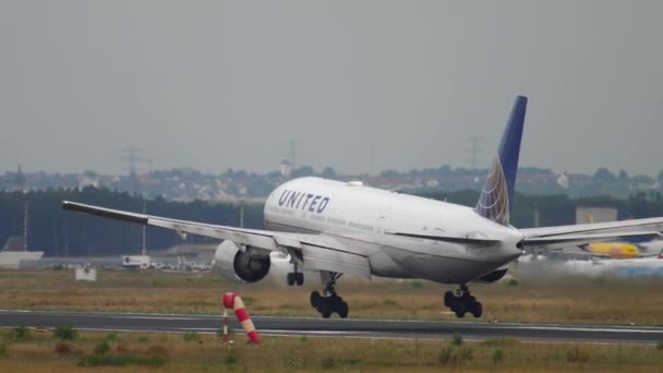 유나이티드 항공 보잉 777 착륙 — 비디오