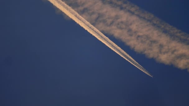 Avión en el cielo, reflejo del sol puesta del sol — Vídeo de stock