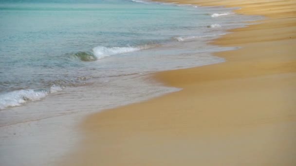 Azurblaue Wellen rollten Ufer des Nai Harn Beach — Stockvideo