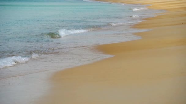 Olas azules ondean la orilla de la playa de Nai Harn — Vídeo de stock