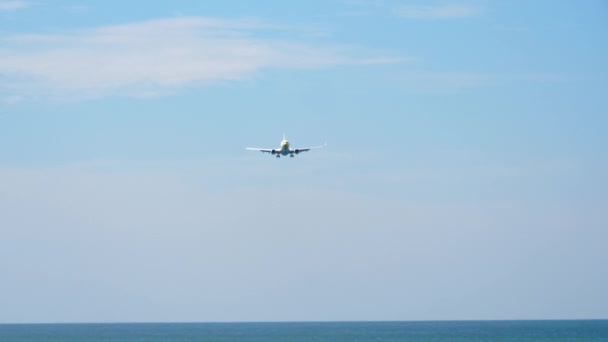 바다 위에 접근하는 비행기 보잉 737 — 비디오