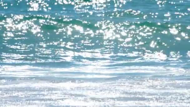 Olas azules ondean la orilla de la playa de Nai Harn — Vídeo de stock