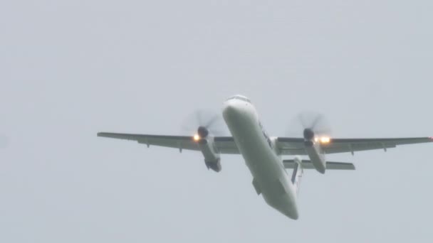 Turboprop vliegtuig vertrek bij regen — Stockvideo
