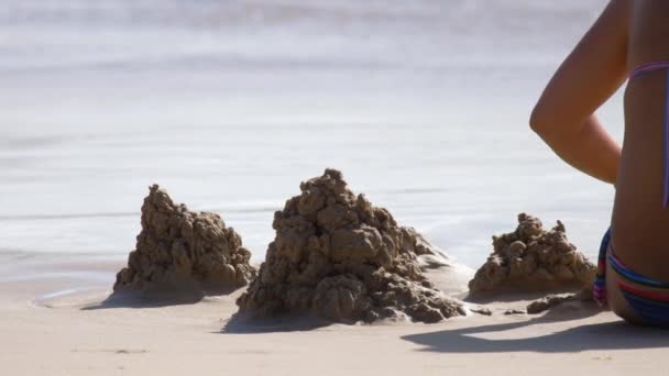 Піщаний замок на пляжі — стокове відео