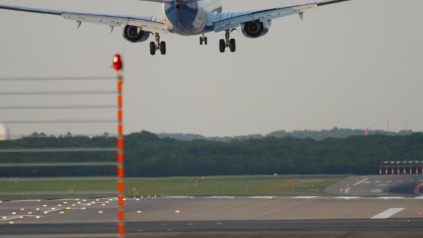 Avión aterrizando en Düsseldorf — Vídeos de Stock