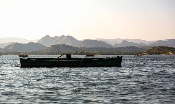 Barco al atardecer en el lago Pichola — Foto de Stock