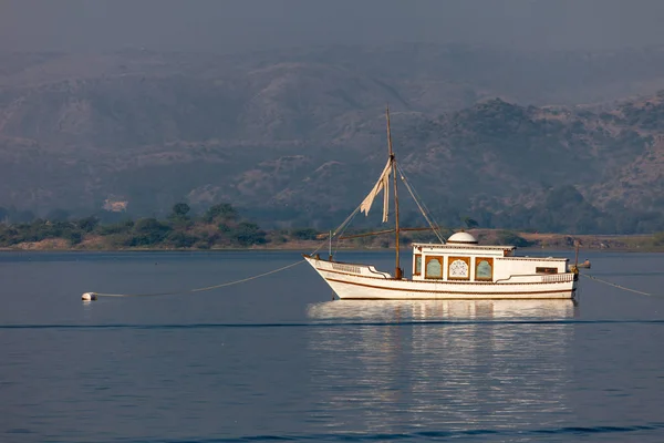Beautiful boat on Lake Pichola — Stock Photo, Image