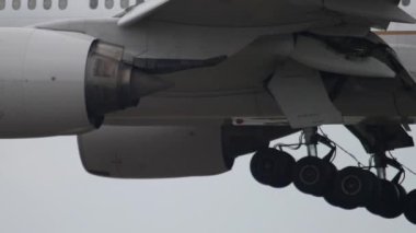 United Airlines Boeing 777 iniş