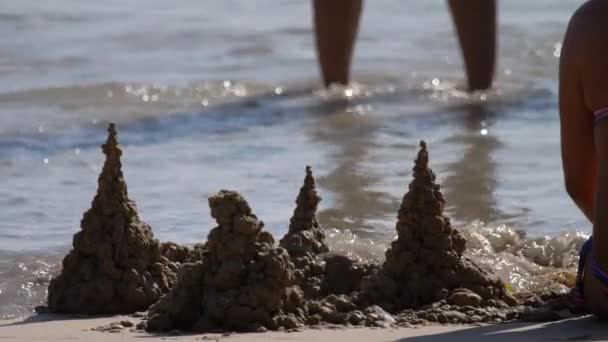 Піщаний замок на пляжі — стокове відео