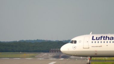 Uçak kalkıştan önce kalkıyor.