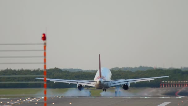 Avión aterrizando en Düsseldorf — Vídeos de Stock