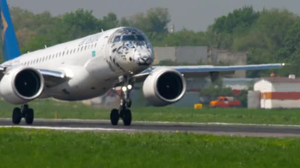 Landing van Air Astana Embraer — Stockvideo