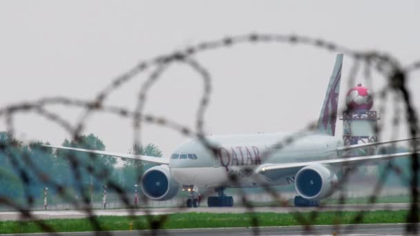 Cargo vliegtuig taxiën na landing — Stockvideo