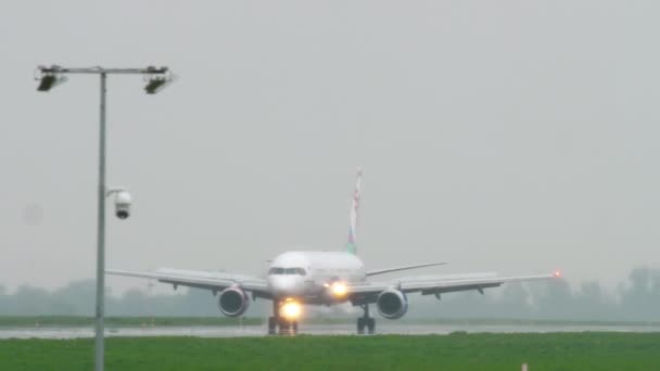 Flugzeug rollt nach Landung bei Regenwetter — Stockvideo
