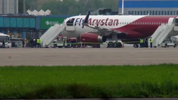 Passageiros a bordo de um avião — Vídeo de Stock