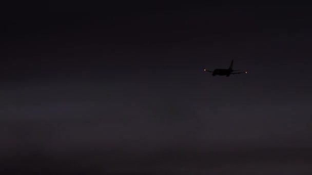 Approche finale au coucher du soleil