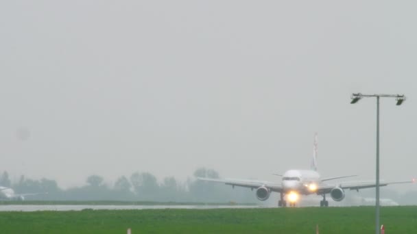 Avião taxiando depois de pousar em tempo chuvoso — Vídeo de Stock