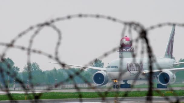 Rakó repülőgép gurító a kirakodás után — Stock videók