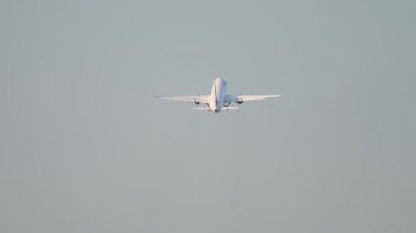 Uçak kalkıyor ve tırmanıyor.