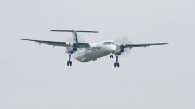 turboprop uçak yaklaşıyor