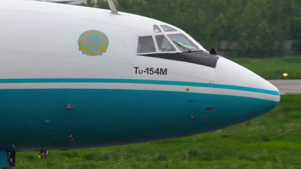 Kazakstan Tupolev 154 taxning — Stockvideo