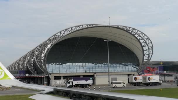 Aviones en Suvarnabhumi Aeropuerto — Vídeo de stock