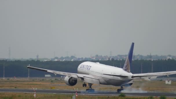 United Airlines Boeing 777 landing — Stockvideo