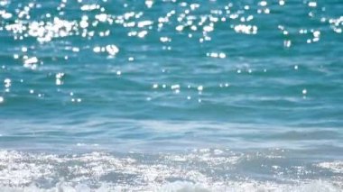 Masmavi dalgalar kıyıya Nai Harn Beach haddelenmiş