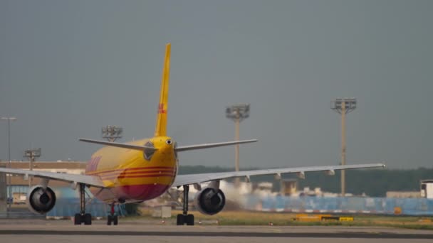 Cargo Airbus A300 in taxi dopo l'atterraggio — Video Stock