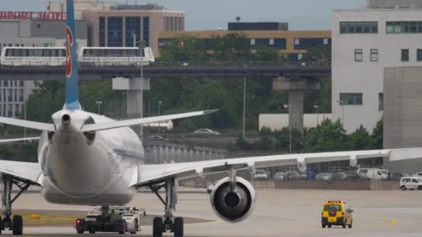 Reboque de avião de serviço. — Vídeo de Stock