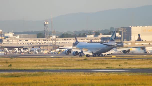 Aterrizaje del avión de carga — Vídeos de Stock