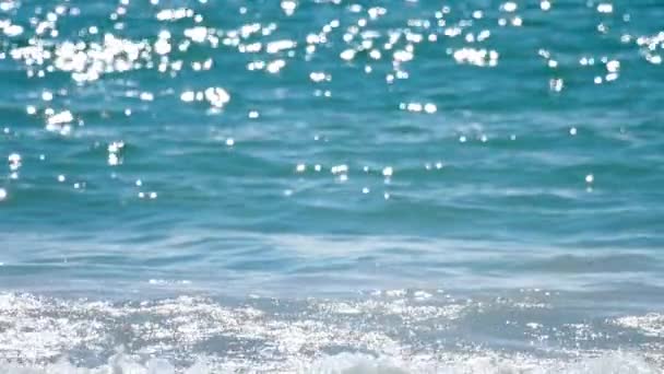 Azuurblauwe golven rolden oever van Nai Harn Beach — Stockvideo