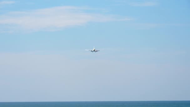 Okyanus üzerinden yaklaşan uçak. — Stok video