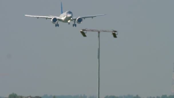 Přistání Air Astana Embraer — Stock video