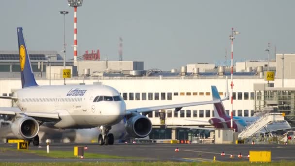 Taxning av flygplan före avgång — Stockvideo