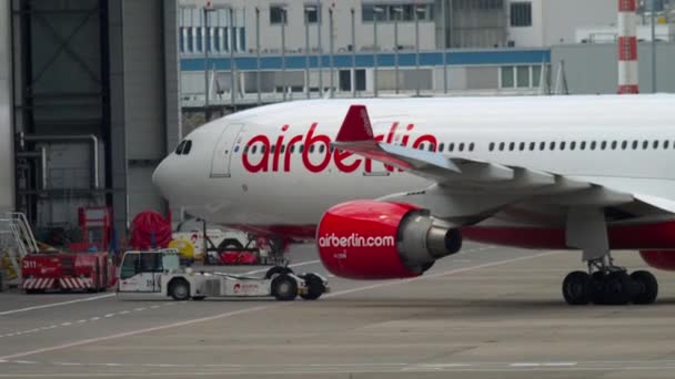 Avion Airbus A330 remorquage — Video