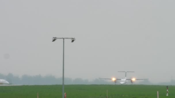 涡轮螺旋桨飞机在下雨时起飞 — 图库视频影像